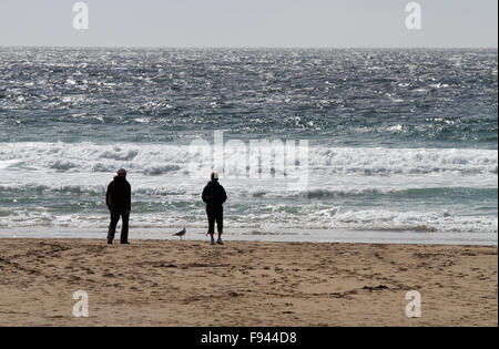 Due persone sulla spiaggia Coumeenoole, penisola di Dingle, nella contea di Kerry, Irlanda Foto Stock