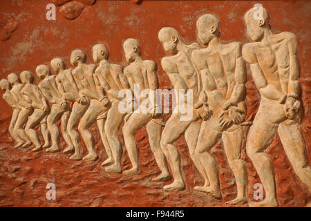 Incatenati schiavi murale sulla porta di non ritorno memorial, Ouidah, Benin Foto Stock