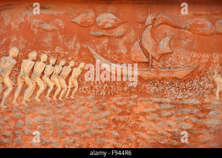 Incatenati schiavi andando a Nave, murale sulla porta di non ritorno memorial, Ouidah, Benin Foto Stock