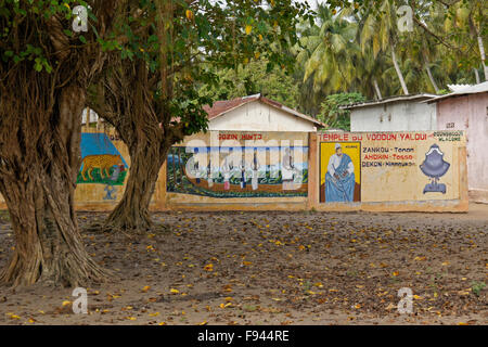 Yaloui vodun (Voodoo) tempio sulla Route des Esclaves (Slave Road), a Ouidah, Benin Foto Stock