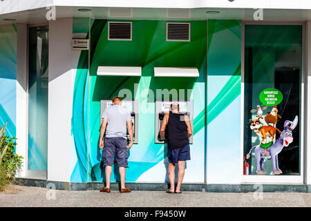 Le persone che usano le macchine bancomat, Marmaris, Provincia di Mugla, Turchia Foto Stock