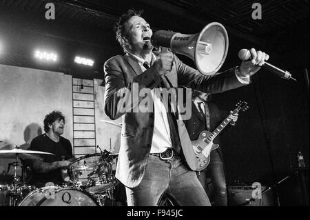 Toronto, Ontario, Canada. Il 1 dicembre del 2015. Scott Weiland e il Wildabouts svolgere il loro ultimo show Foto Stock