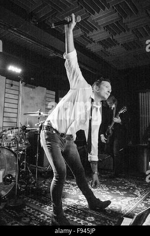 Toronto, Ontario, Canada. Il 1 dicembre del 2015. Scott Weiland e il Wildabouts svolgere il loro ultimo show Foto Stock