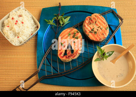 Salmone alla griglia bistecche, peperoni, ginger & Basil fiore di noce di cocco salsa infuso Foto Stock