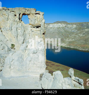 buca-in-la parete lungo la sezione bianca delle scogliere del fiume selvaggio e panoramico del missouri vicino a virgelle, montana Foto Stock