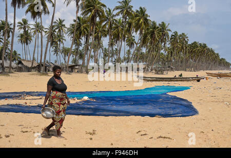 Le reti da pesca, barche e baracche di pescatori del Ghana, Ouidah beach, Benin Foto Stock