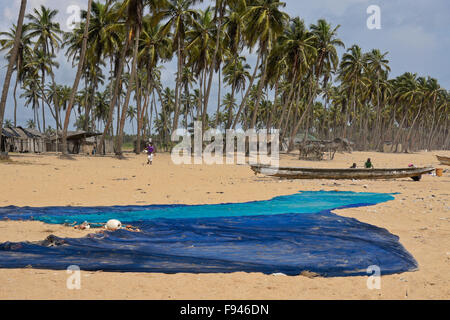 Le reti da pesca, barche e baracche di pescatori del Ghana, Ouidah beach, Benin Foto Stock