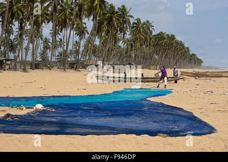 Le reti da pesca, barche e baracche di pescatori del Ghana, Ouidah beach, Benin Foto Stock