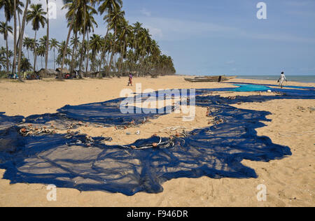 Le reti da pesca, barche e baracche di pescatori del Ghana, Ouidah beach, Benin Foto Stock