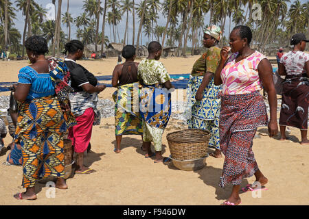 Le donne in attesa di pescatori sulla spiaggia di Ouidah, Benin Foto Stock