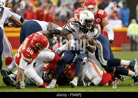 Dicembre 13, 2015: San Diego Chargers running back Melvin Gordon (28) non riesce a trovare la camera in esecuzione durante il gioco di NFL tra San Diego Chargers e il Kansas City Chiefs Ad Arrowhead Stadium di Kansas City, MO Tim Warner/CSM. Foto Stock