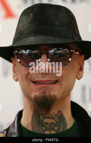 Torino, Italia. Xiii Dec, 2015. Decine di fan per il rapper Italiana J.Ax presso la libreria Mondadori dove ha firmato il suo album edizione speciale intitolato "Il bello d'esser brutti Multiplatinum edizione". © Elena Aquila/Pacific Press/Alamy Live News Foto Stock