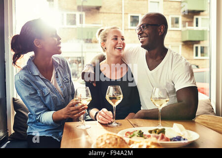 Multi razziale giovane fuori a cena con un afro-americano amico femmina Foto Stock