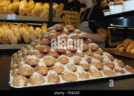 Atene, Grecia. L'8 dicembre, 2015. I Melomakarona, un greco dolce leccornia sono sul diplay in una panetteria a Atene, Grecia, 8 dicembre 2015. Foto: Alexia Angelopoulou/dpa/Alamy Live News Foto Stock