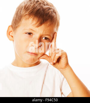 Piccolo grazioso ragazzo biondo stanco triste isolato vicino fino a pensare Foto Stock