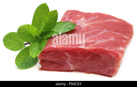 Carne di manzo crudo con foglie di menta su sfondo bianco Foto Stock