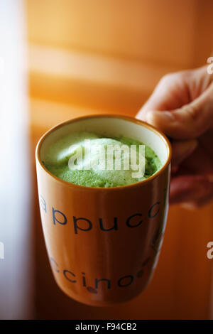 La miscelazione di colore verde erba d'orzo polvere in man mano. Succhi di frutta per la vitalità &amp;amp;amp;amp;amp; salute Foto Stock