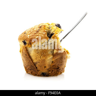 Mezza mangiata in casa muffin ai mirtilli con forcella su sfondo bianco Foto Stock