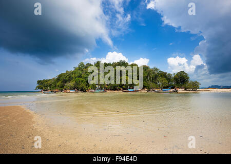 Piccola isola appena fuori dalla spiaggia di Klong Muang. Provincia di Krabi, Thailandia. Foto Stock