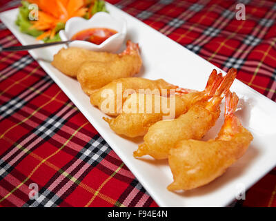 Croccante tempura di gamberi pastellati. Provincia di Krabi, Thailandia. Foto Stock