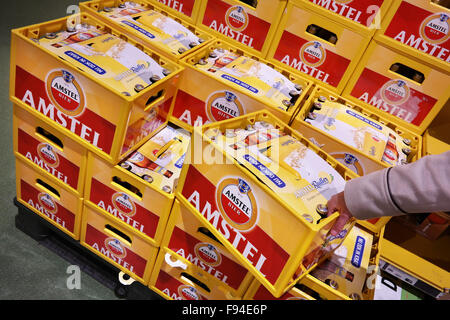 Pila di Amstel Radler casse di birra in un commercio all'ingrosso Foto Stock