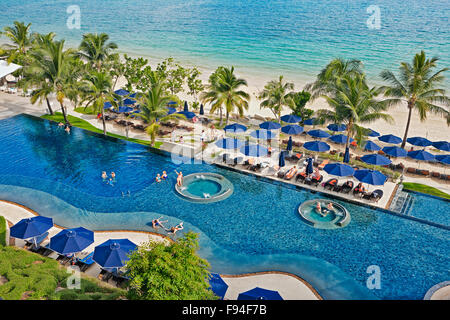 Vista aerea di un elegante piscina del resort e la spiaggia. Klong Muang Beach, Provincia di Krabi, Thailandia. Foto Stock