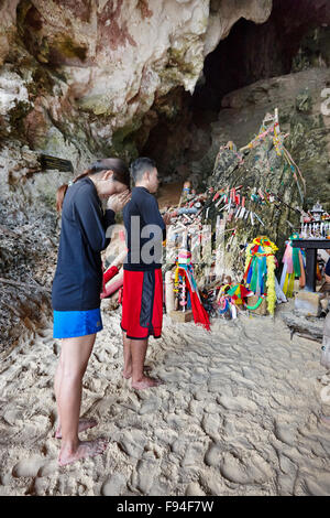 La gente prega nel santuario della grotta di Phra Nang, dedicato alla principessa Phra Nang. Phra Nang Beach, provincia di Krabi, Thailandia. Foto Stock