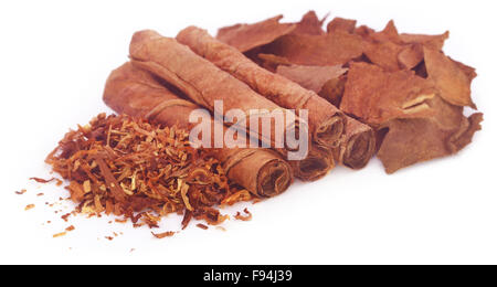 Asciugare le foglie di tabacco con la mano la sigaretta fatta su sfondo bianco Foto Stock