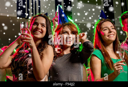 Amici sorridente con bicchieri di champagne nel club Foto Stock