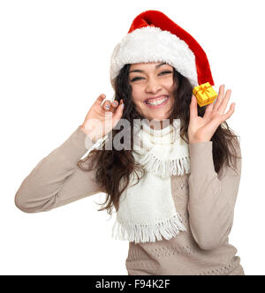 Bella giovane donna ritratto in santa helper hat con golden confezione regalo che posano su bianco Foto Stock