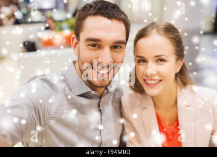 Coppia felice tenendo selfie in mall o in ufficio Foto Stock