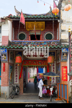 In rickshaw di fronte a un vecchio tempio Cinese, Penang Island, George Town, Malaysia Foto Stock