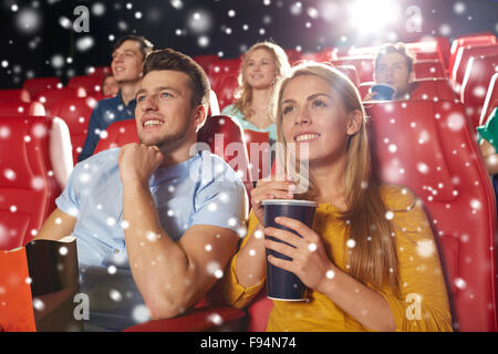 Coppia felice con popcorn e drink nel cinema Foto Stock