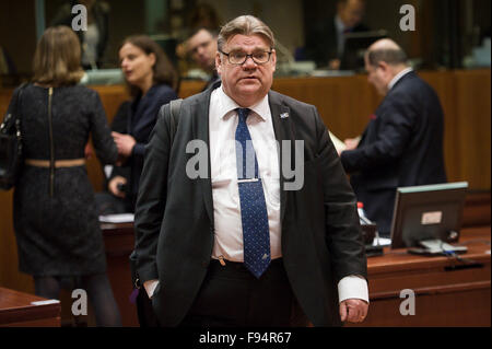 Bruxelles, BXL, Belgio. Xiv Dic, 2015. Finlandese degli Affari Esteri Timo Soini prima della FAC il Consiglio dei Ministri esteri Ue a Bruxelles, in Belgio il 14.12.2015 da Wiktor Dabkowski Credito: Wiktor Dabkowski/ZUMA filo/Alamy Live News Foto Stock