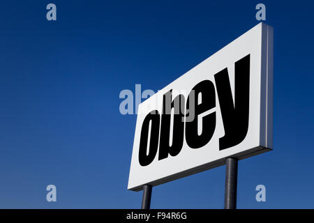 Grande pannello di annunci, goffrata con il fine di obbedire, isolato sul cielo blu. Foto Stock