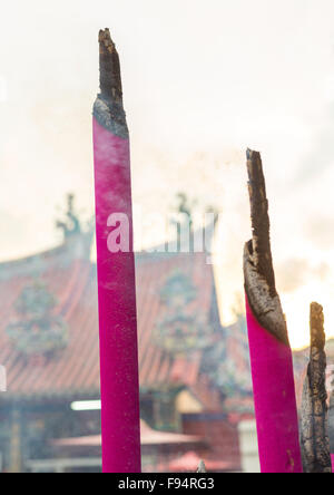 Giant bastoncini di incenso in un tempio, Penang Island, George Town, Malaysia Foto Stock