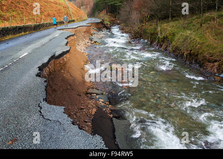 L'A591, la strada principale che attraversa il distretto del lago, completamente distrutta dalle inondazioni da Storm Desmond, Cumbria, Regno Unito. La strada Foto Stock