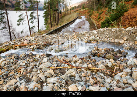 L'A591, la strada principale che attraversa il distretto del lago, completamente distrutta dalle inondazioni da Storm Desmond, Cumbria, Regno Unito. La strada Foto Stock