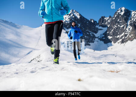 Gambe di due guide di scorrimento al di fuori in inverno la natura Foto Stock