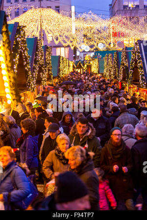 Shopping di Natale nel centro della città di Essen, Germania, decorazione di Natale nelle strade, mercato di Natale, Foto Stock