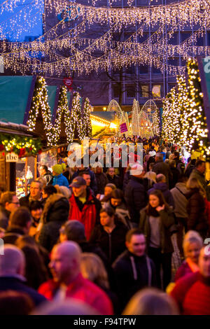 Shopping di Natale nel centro della città di Essen, Germania, decorazione di Natale nelle strade, mercato di Natale, Foto Stock