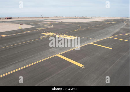 Antenna vista panoramica di un aeroporto commerciale pista con collegamenti e vie di rullaggio Foto Stock