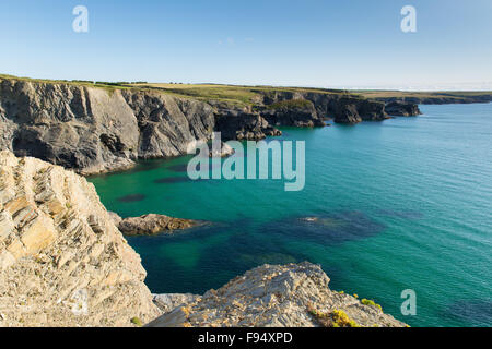 North Cornwall costa con mare blu turchese vicino a Newquay in estate da SOUTH WEST COAST PATH Foto Stock