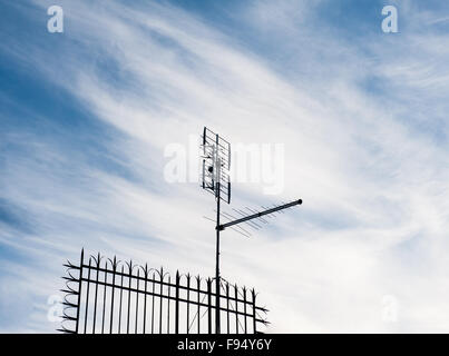 Una vecchia tv terrestre antenna sul tetto con cielo blu sullo sfondo Foto Stock