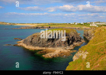 Bella North Cornwall costa con mare blu turchese vicino Treyarnon in estate in ricchi colori Foto Stock