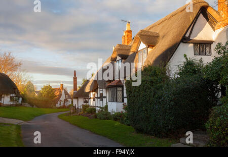Cottage con il tetto di paglia a Welford on Avon, Warwickshire, Inghilterra. Foto Stock