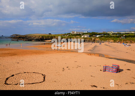 Treyarnon Bay beach Cornwall Inghilterra Regno Unito con la gente, Cornish nord in colori ricchi con il blu del mare e del cielo Foto Stock