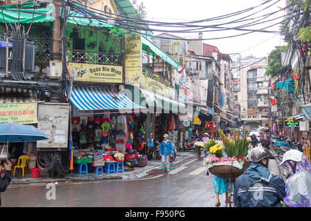 Occupato stagione umida street scene in Hanoi old quarter, città capitale del Vietnam,Asia Foto Stock