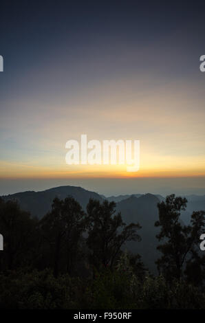 Alba dalla piattaforma di visualizzazione affacciato sul Monte Bromo, Java, Indonesia Foto Stock