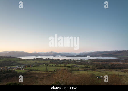 Ampio angolo di visione del Loch Lomond e le cime coperte di neve della Southern Highlands, comprese Ben Lomond in inverno - Gartocharn Foto Stock